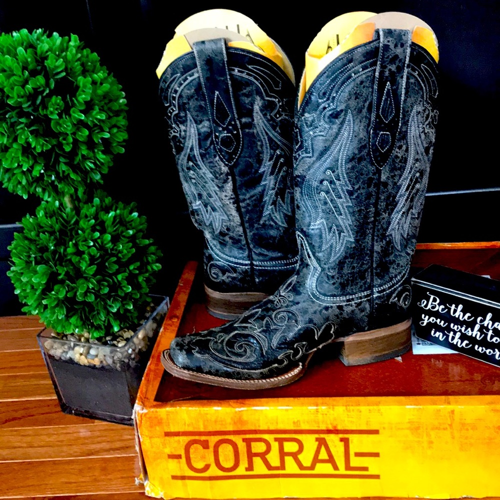 Brand new Corral Boots with original box ! Square toe , beautiful design 🤩